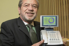 Alan Sugar présente le emailer