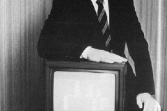 Alan présente son 1er micro ordinateur en 1984, le CPC 464